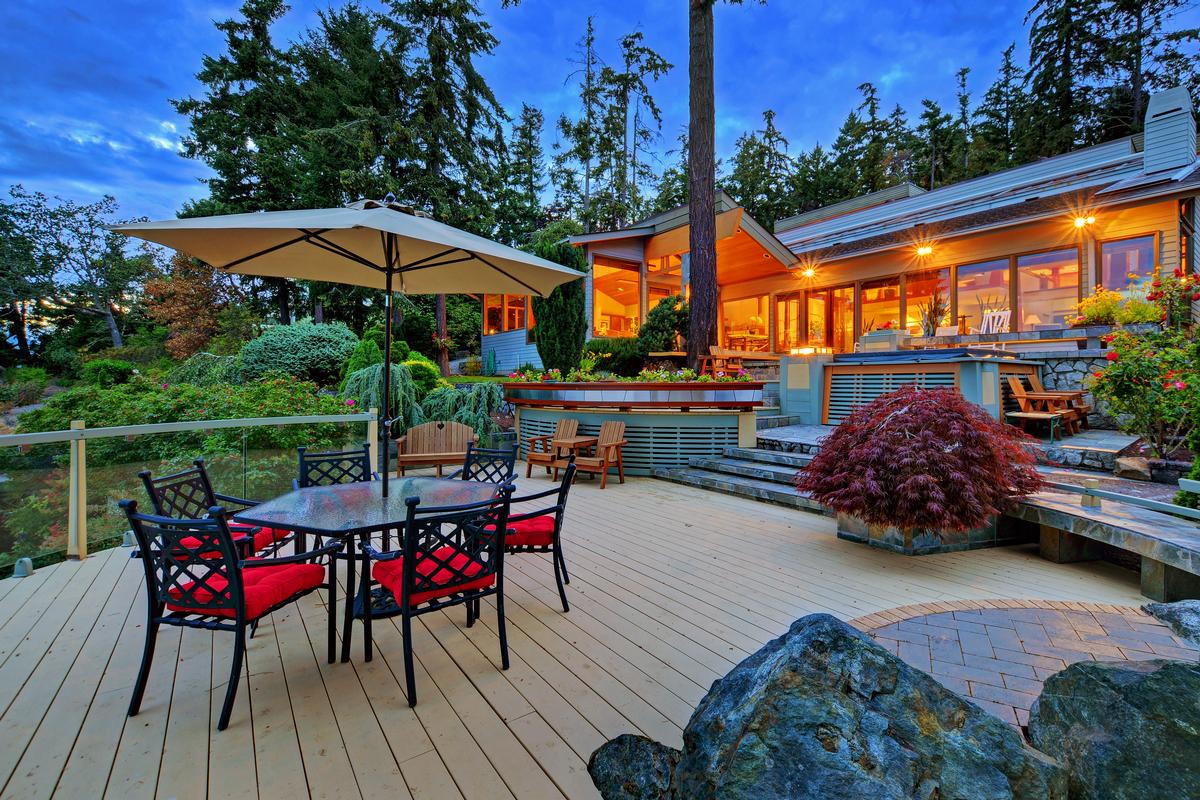 STUNNING WATERFRONT ARCHITECTURAL ESTATE HOME British Columbia Luxury