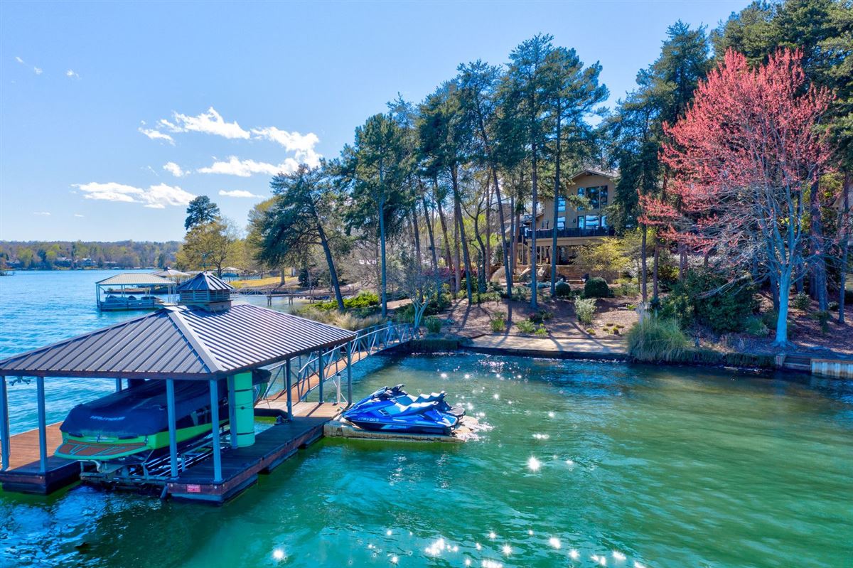 A BEAUTY INSIDE AND OUT ON LAKE KEOWEE South Carolina Luxury Homes