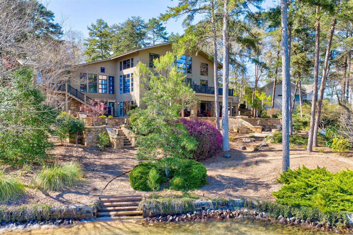 A BEAUTY INSIDE AND OUT ON LAKE KEOWEE South Carolina Luxury Homes