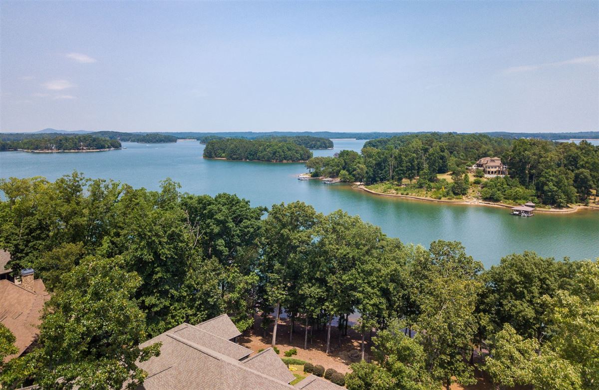 STYLE AND QUALITY ON BEAUTIFUL LAKE KEOWEE | South Carolina Luxury ...