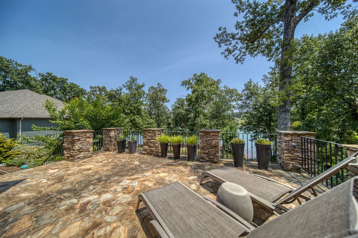 STYLE AND QUALITY ON BEAUTIFUL LAKE KEOWEE South Carolina Luxury