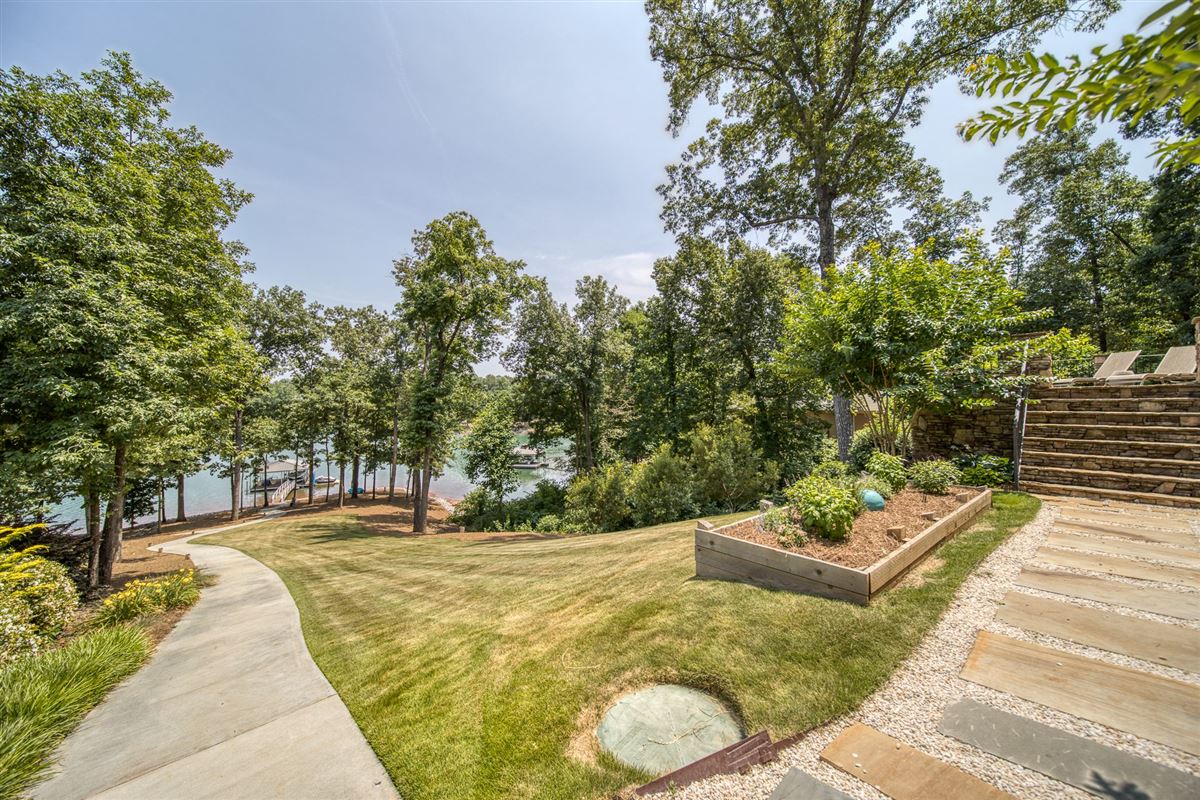 STYLE AND QUALITY ON BEAUTIFUL LAKE KEOWEE South Carolina Luxury Homes Mansions For Sale
