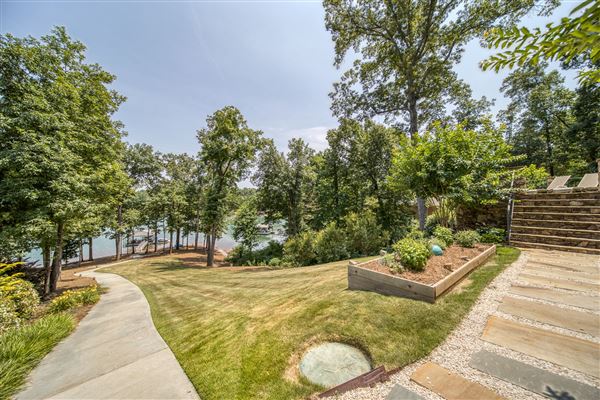 STYLE AND QUALITY ON BEAUTIFUL LAKE KEOWEE | South Carolina Luxury