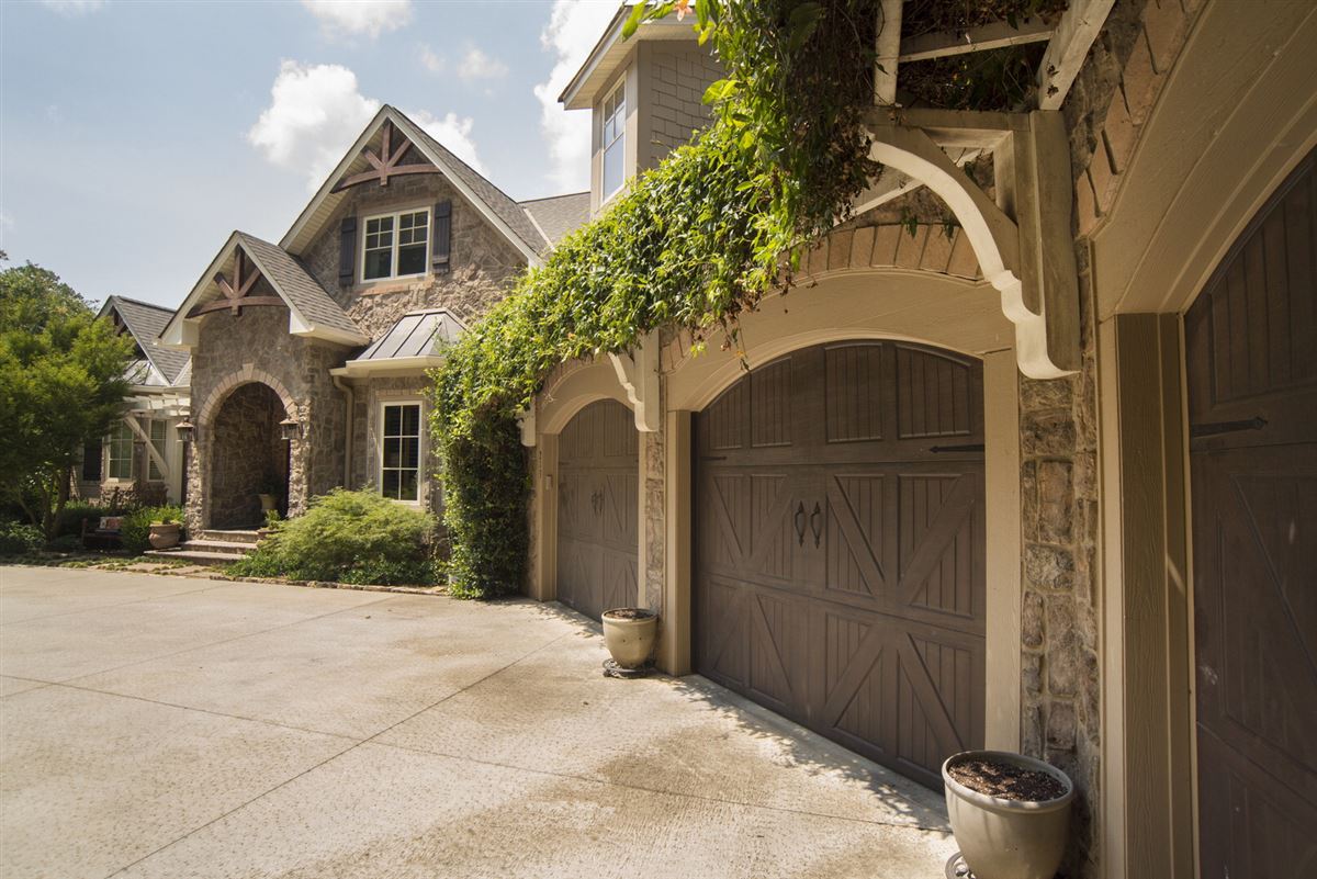 EXCEPTIONAL FAMILY HOME IN SENECA South Carolina Luxury Homes