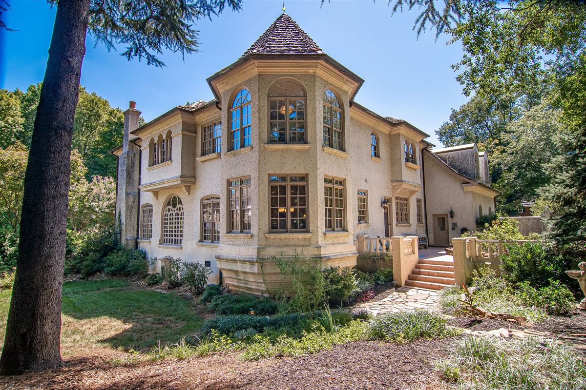 SPECTACULAR "SAND CASTLE" IN THE HEART OF WINSTON SALEM North