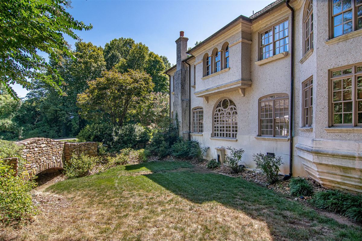 SPECTACULAR "SAND CASTLE" IN THE HEART OF WINSTON SALEM North