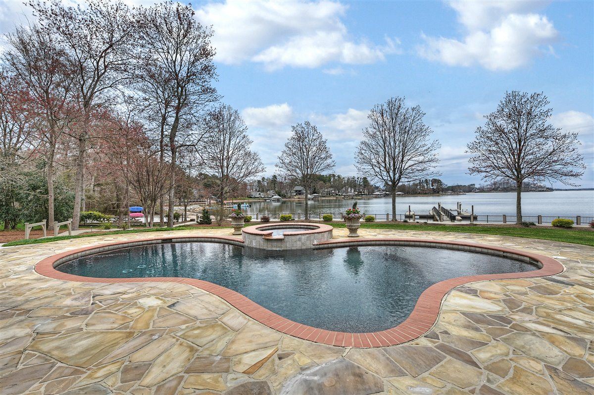 MAGNIFICENT LAKE NORMAN WATERFRONT ESTATE North Carolina Luxury Homes