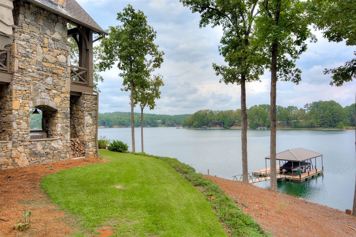 MAGNIFICENT LAKE KEOWEE HOME | South Carolina Luxury Homes | Mansions 