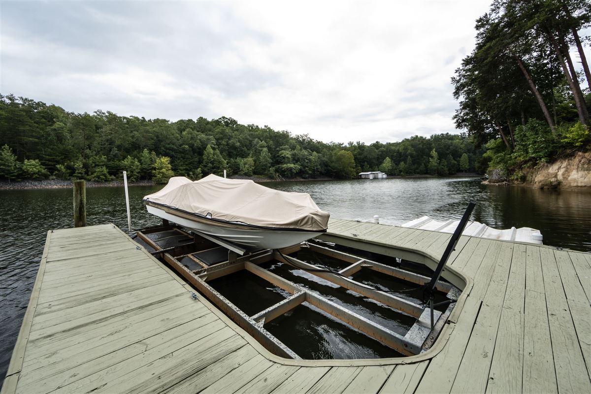 ABSOLUTELY BEAUTIFUL WATERFRONT HOME IN RIVERPOINTE ON LAKE WYLIE