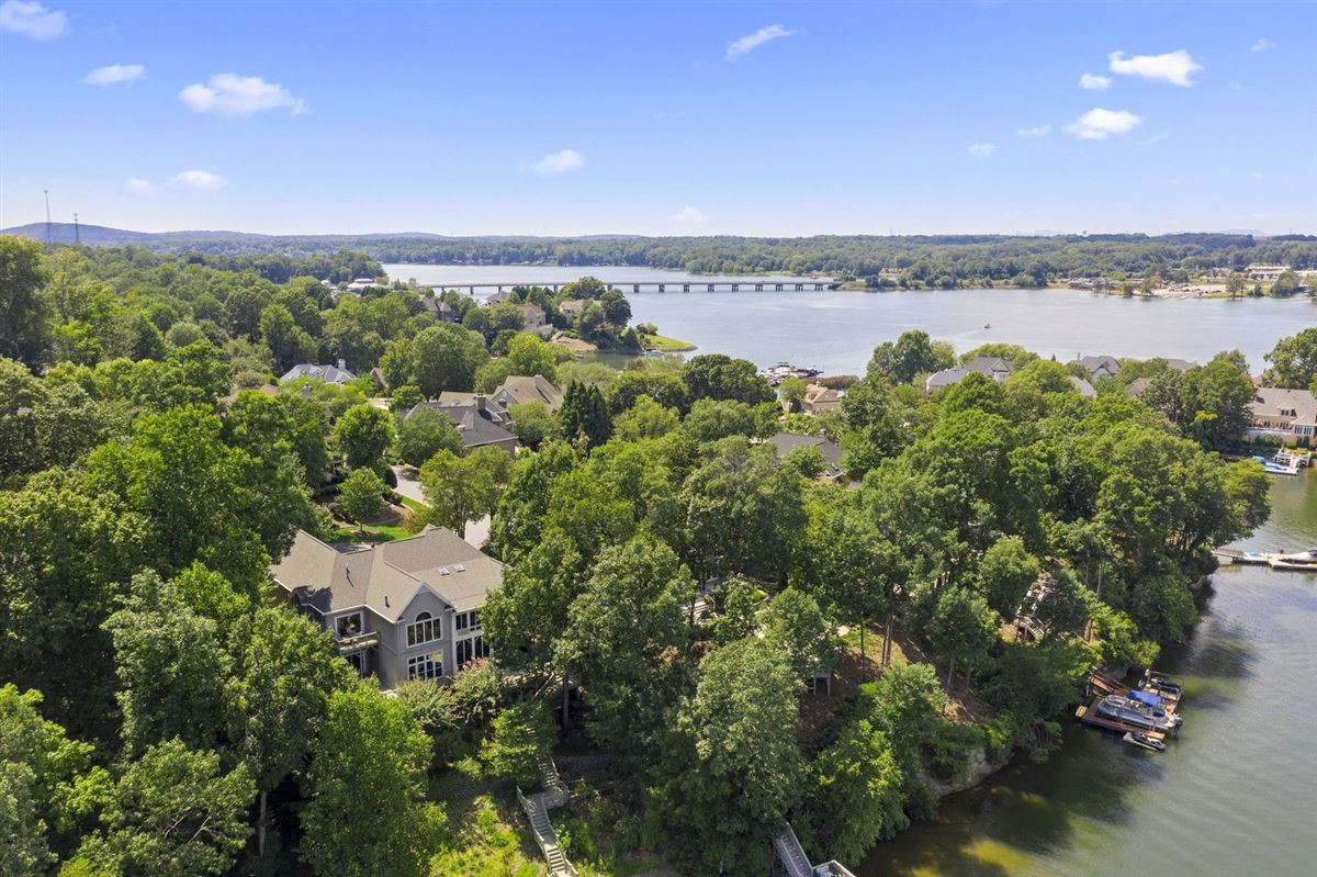 ABSOLUTELY BEAUTIFUL WATERFRONT HOME IN RIVERPOINTE ON LAKE WYLIE