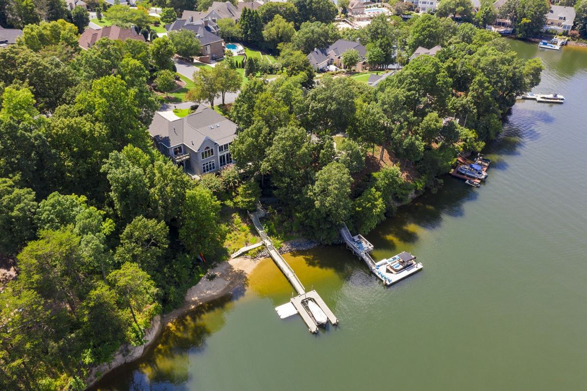 ABSOLUTELY BEAUTIFUL WATERFRONT HOME IN RIVERPOINTE ON LAKE WYLIE