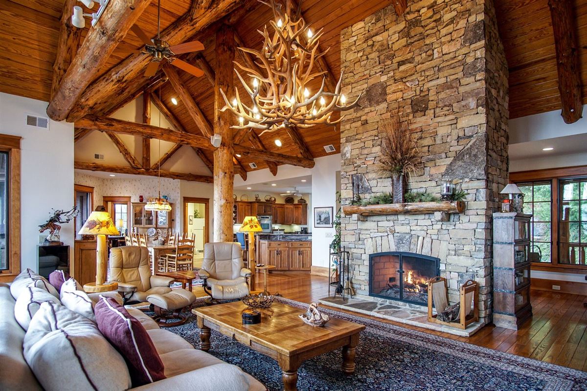 A WESTERNSTYLE MOUNTAIN LODGE South Carolina Luxury Homes Mansions For Sale