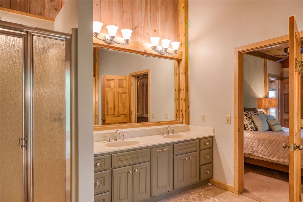 EXCLUSIVE LAKE JOCASSEE HOME South Carolina Luxury Homes Mansions