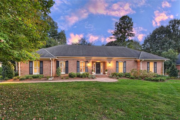 Classic Brick Ranch Home Luxury Portfolio   CB66C969 86A9 4F38 B238 7C9147C6B64B%2B7C9147C6B64B 001 S 