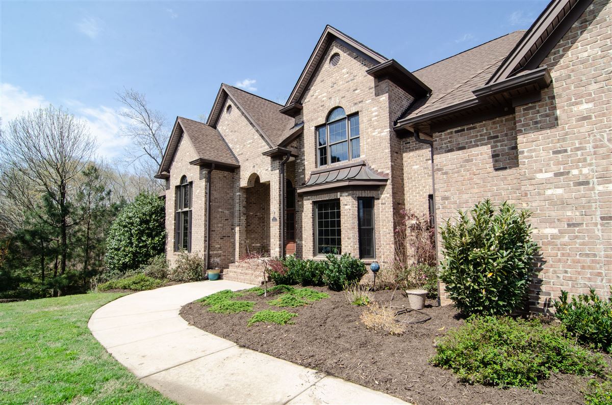 BEAUTIFUL WATERFRONT OASIS ON LAKE WYLIE South Carolina Luxury Homes