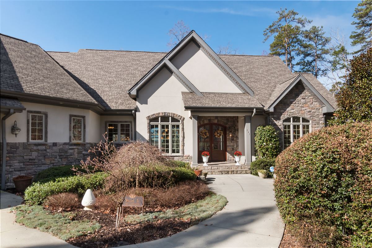STANDOUT HOME ON LAKE KEOWEE South Carolina Luxury Homes Mansions