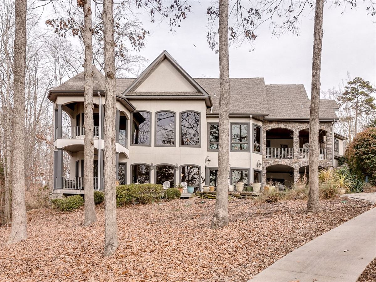 STANDOUT HOME ON LAKE KEOWEE South Carolina Luxury Homes Mansions