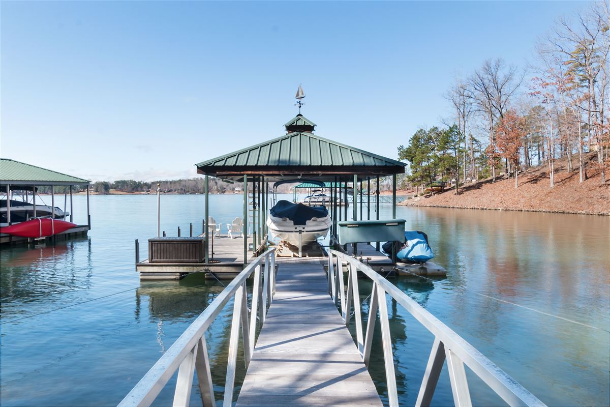 STANDOUT HOME ON LAKE KEOWEE South Carolina Luxury Homes Mansions