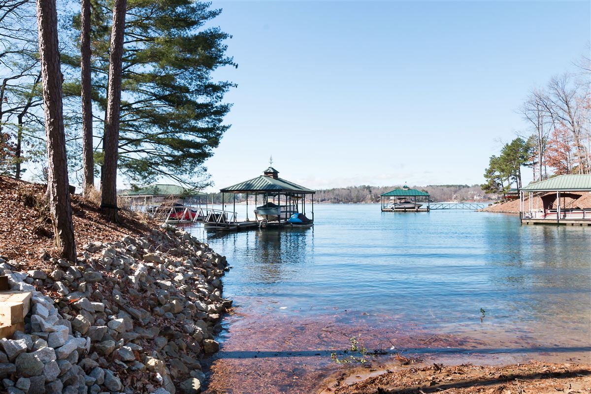 STANDOUT HOME ON LAKE KEOWEE South Carolina Luxury Homes Mansions