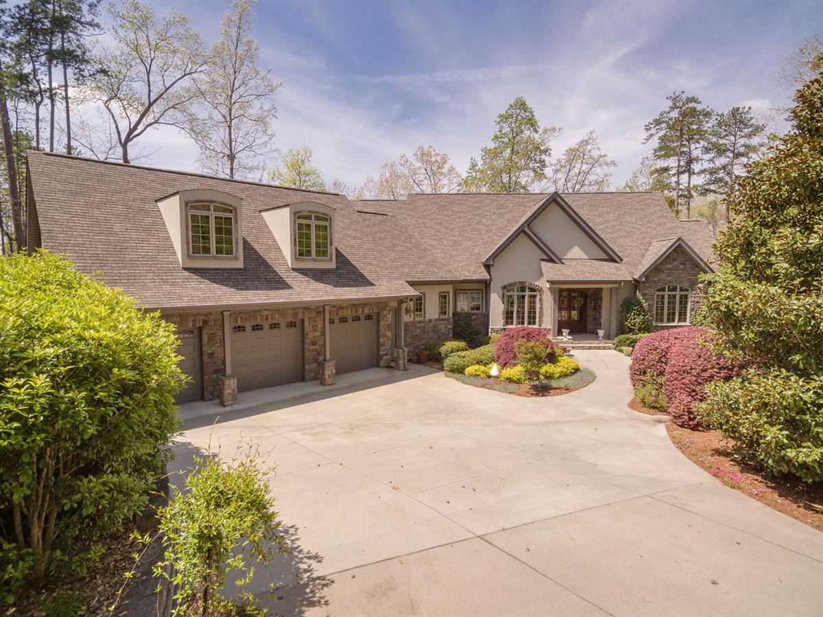 Standout Home On Lake Keowee South Carolina Luxury Homes Mansions