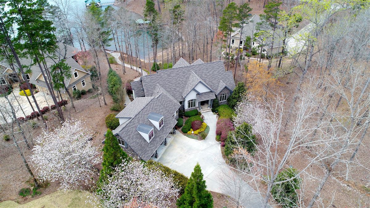 STANDOUT HOME ON LAKE KEOWEE South Carolina Luxury Homes Mansions