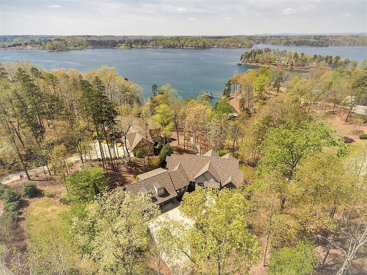 STANDOUT HOME ON LAKE KEOWEE South Carolina Luxury Homes Mansions