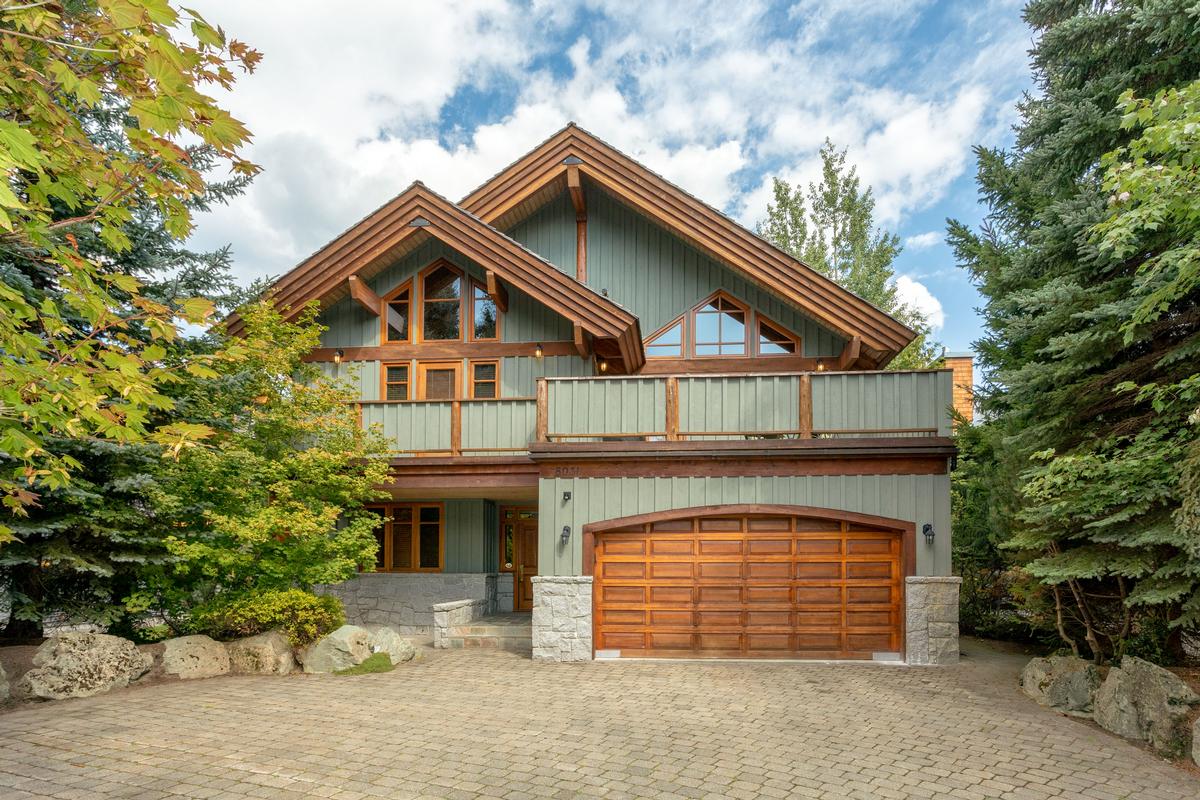 EXCLUSIVE LAKE VIEW PROPERTY | British Columbia Luxury Homes | Mansions ...