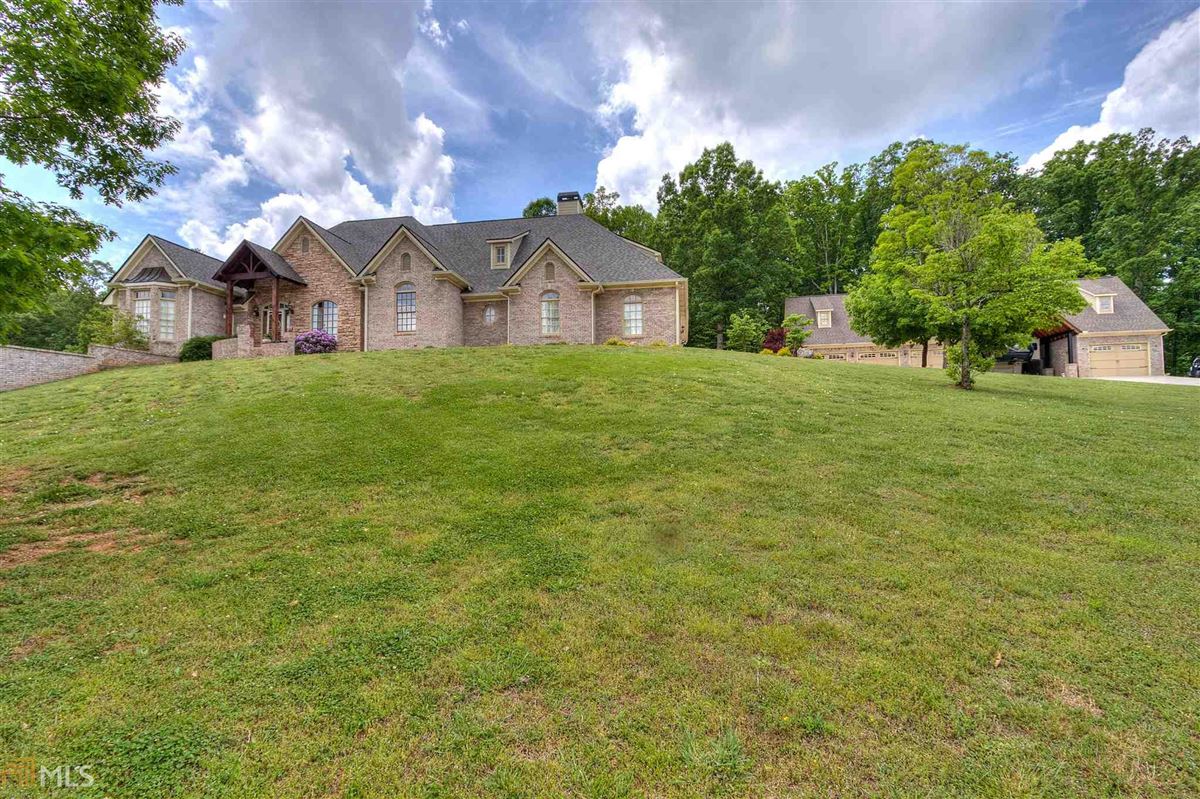 BEAUTIFUL BRICK RANCH ON 28 PRIVATE ACRES Luxury Homes
