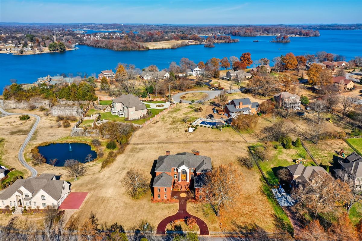 EXECUTIVE HOME IN GATED COMMUNITY WITH STUNNING VIEWS OF OLD HICKORY LAKE Tennessee Luxury