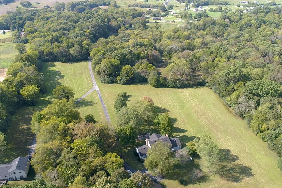 HISTORIC RIVERFRONT GROUNDS IN HARTSVILLE Tennessee Luxury Homes