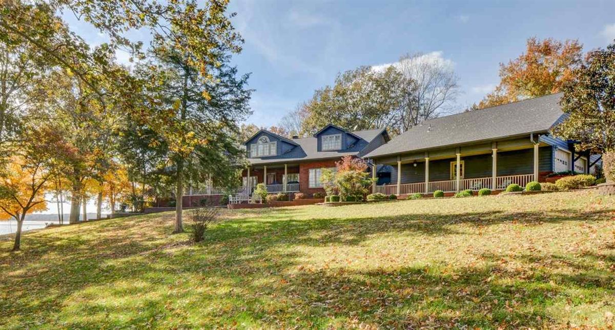 REMARKABLE LAKEFRONT HOME ON KENTUCKY LAKE Kentucky Luxury Homes