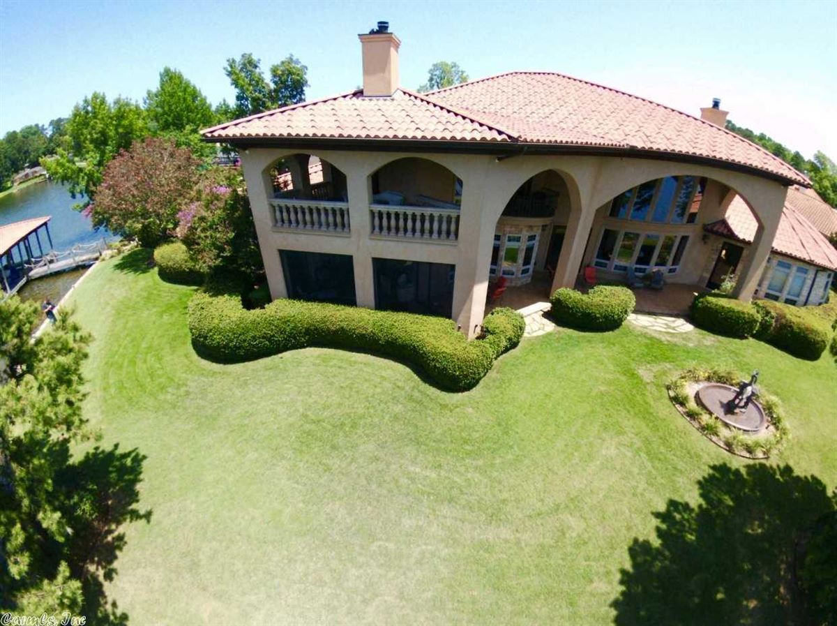 THIS BEAUTIFUL LAKE HOME IS A MUST SEE Arkansas Luxury Homes