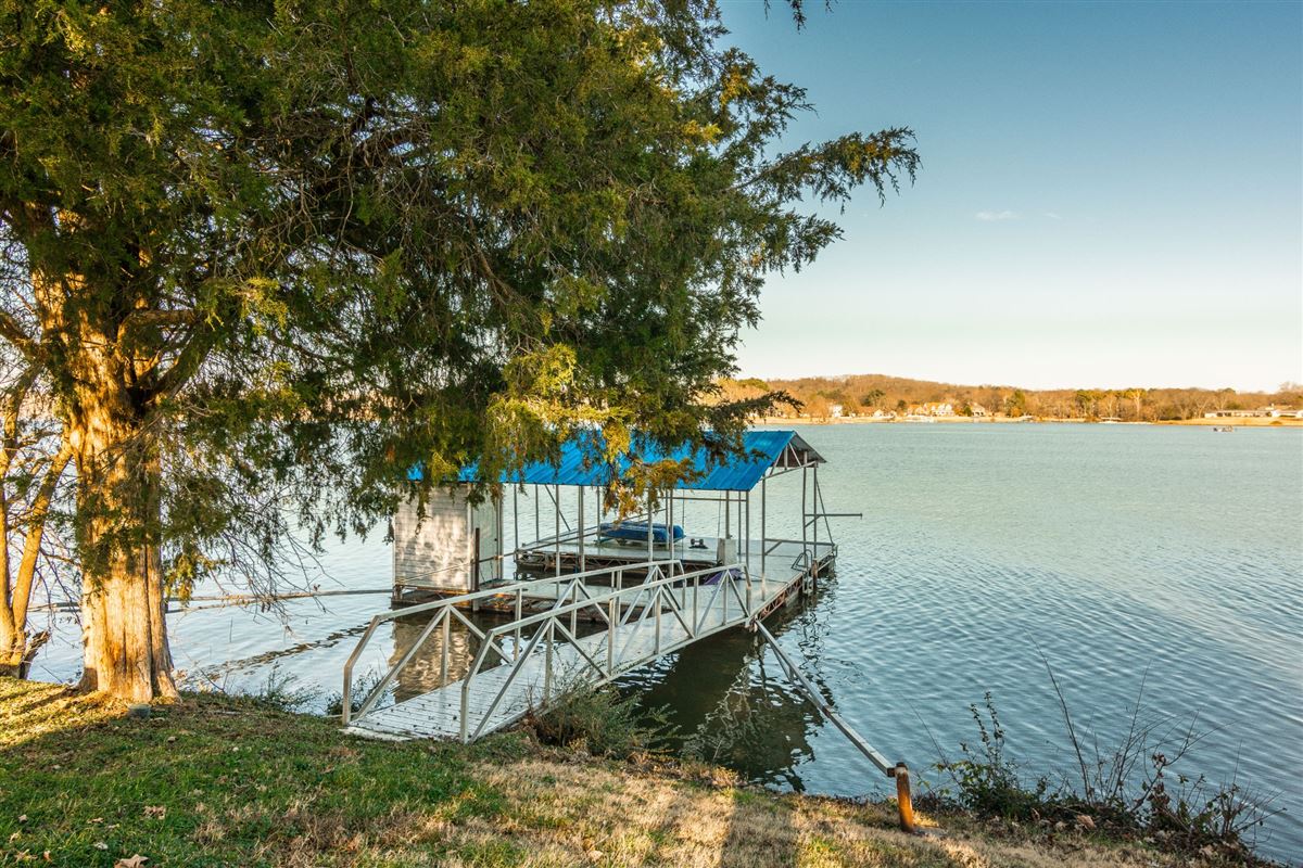 EXQUISITE LAKEFRONT ESTATE WITH PRIVATE DOCK Tennessee Luxury Homes