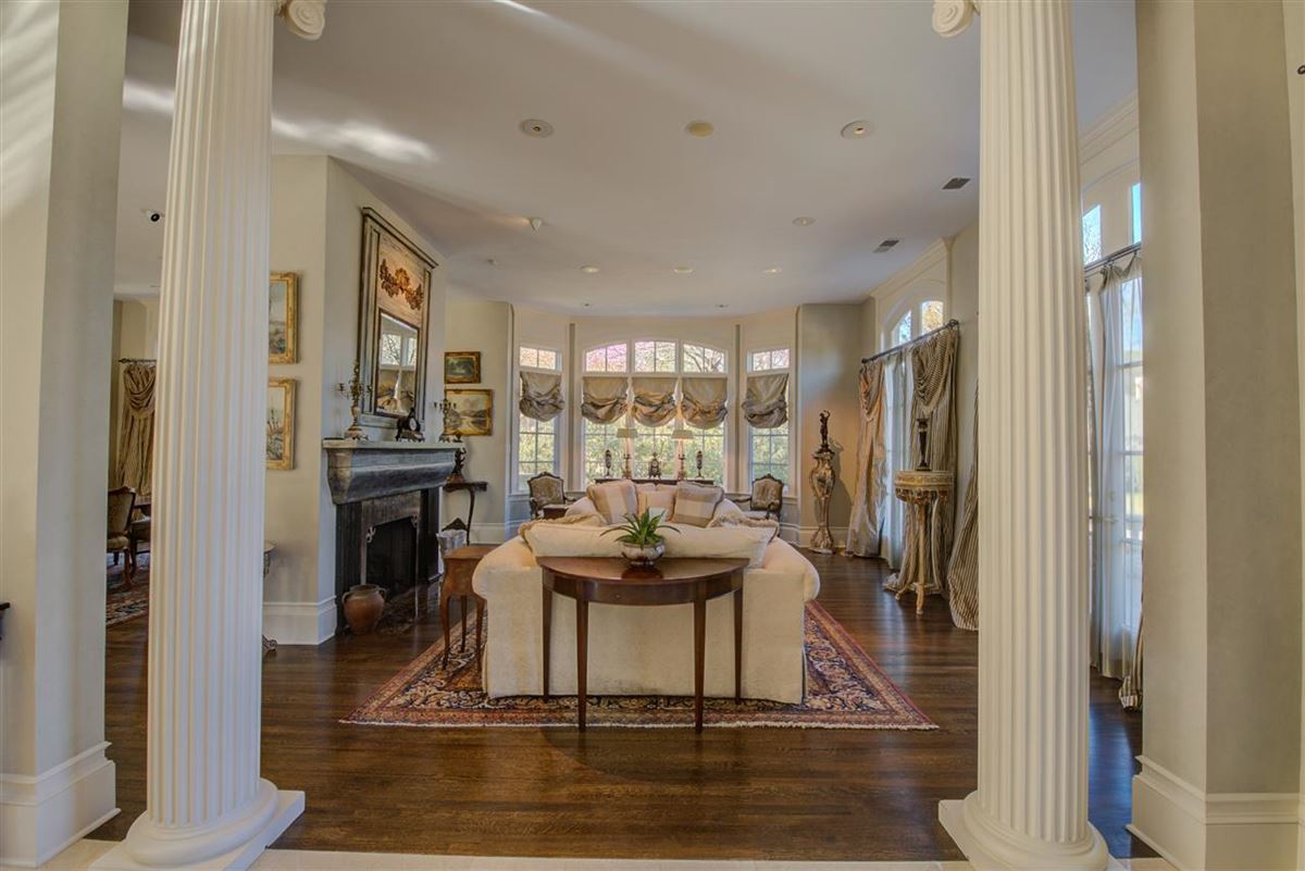 STUNNING HOME IN THE GATED EAST MEMPHIS RIVER OAKS SUBDIVISION