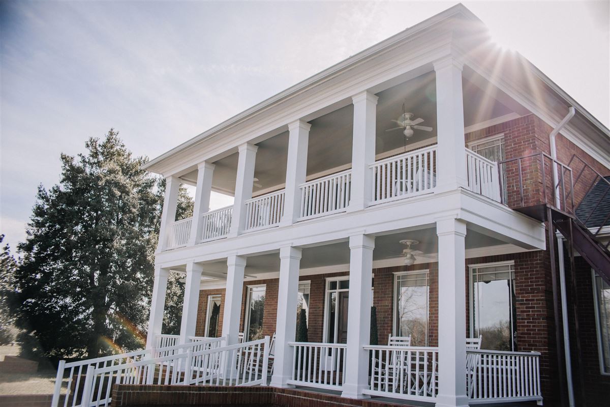 BEAUTIFUL PLANTATION STYLE HOME ON OVER 13 ACRES Mississippi Luxury