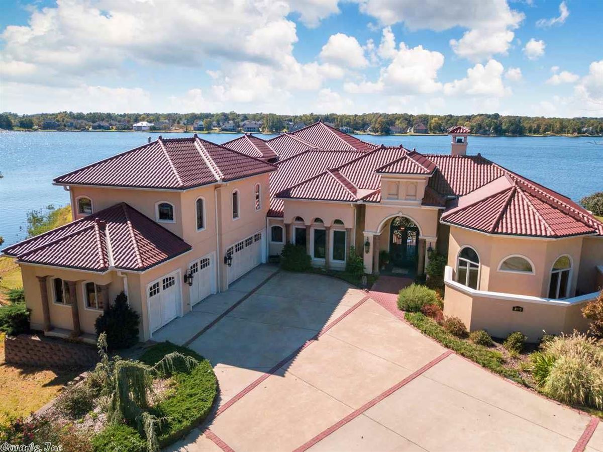 THIS LAKE FRONT HOME OFFERS VIEWS OF THE LAKE Arkansas Luxury Homes