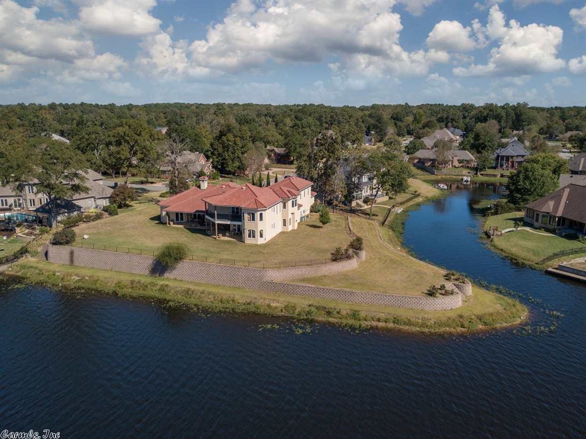 THIS LAKE FRONT HOME OFFERS VIEWS OF THE LAKE Arkansas Luxury Homes