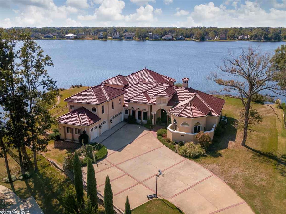 THIS LAKE FRONT HOME OFFERS VIEWS OF THE LAKE Arkansas Luxury Homes