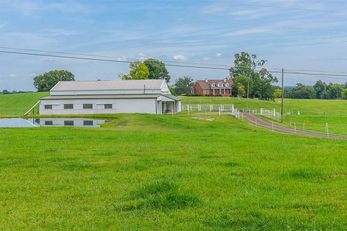 MIDDLE TENNESSEE HORSE AND CATTLE FARM Tennessee Luxury Homes
