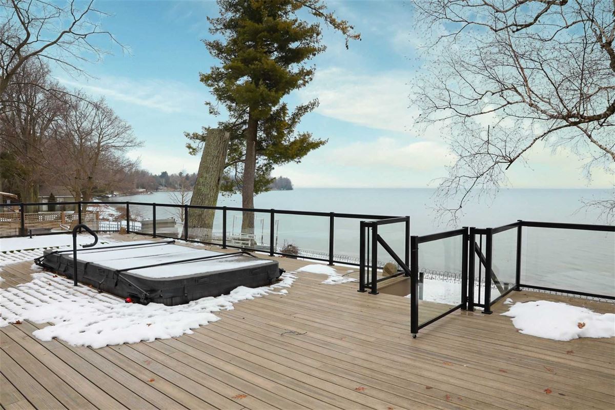 WATERFRONT HOME IN SOUGHT AFTER SANDY COVE LAKE SIMCOE Ontario Luxury