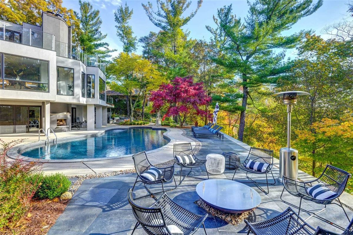 SENSATIONAL HOME OVERLOOKING MISSISSAUGA GOLF COUNTRY CLUB Ontario