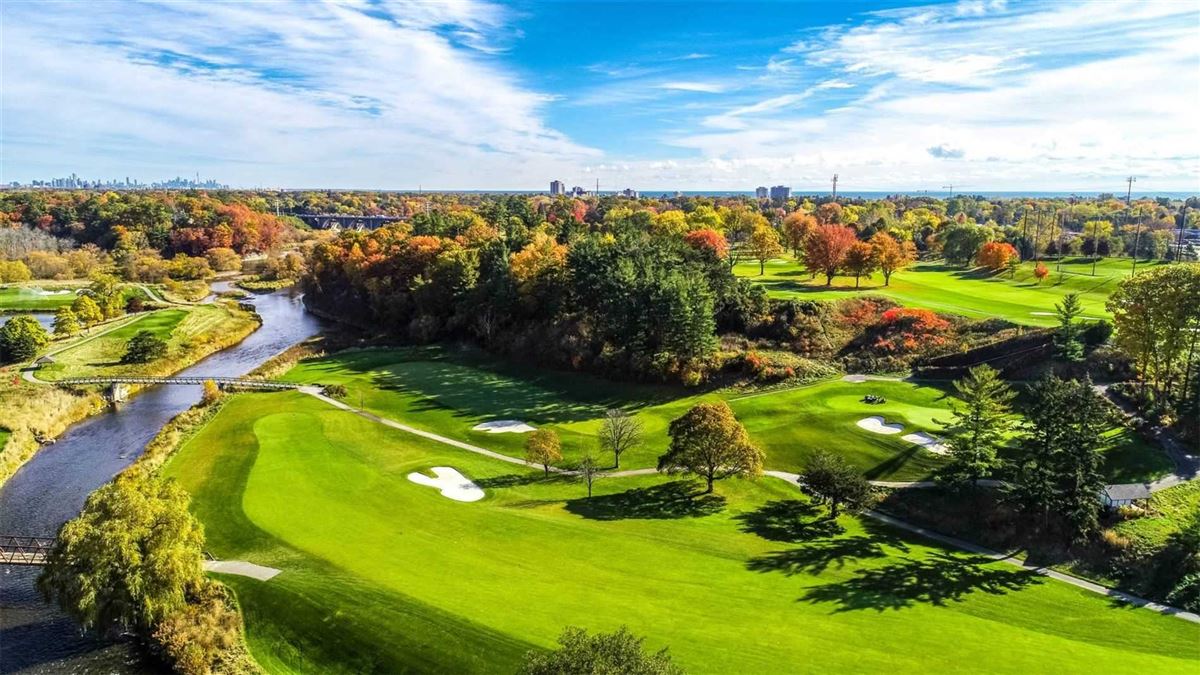 SENSATIONAL HOME OVERLOOKING MISSISSAUGA GOLF COUNTRY CLUB Ontario