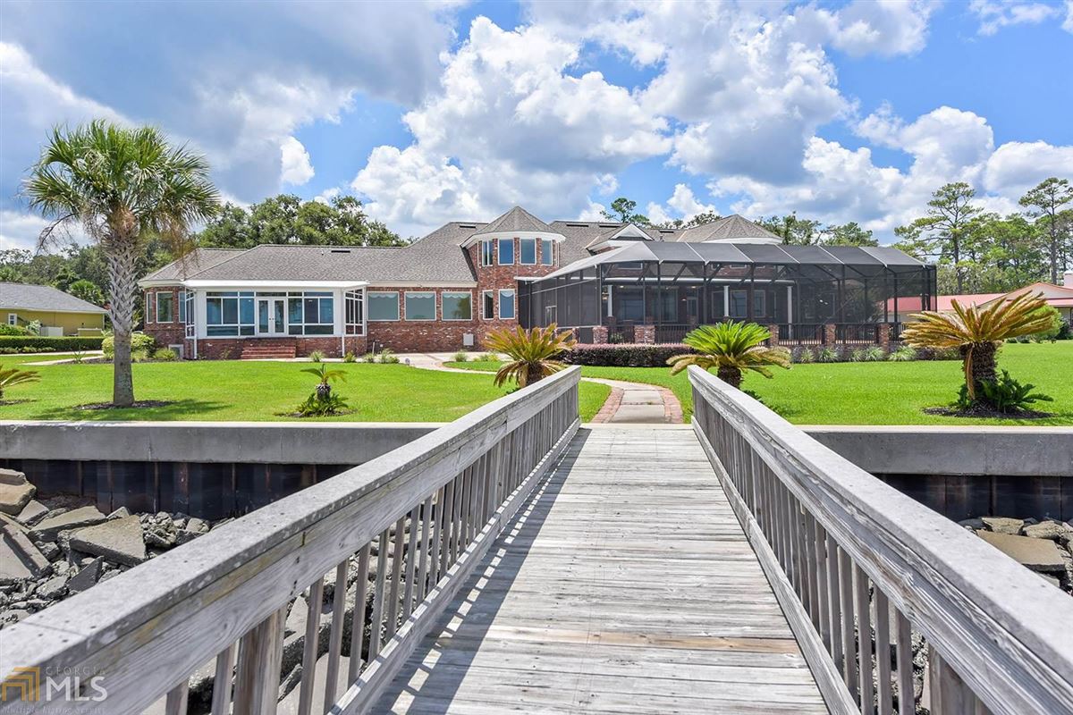 PRIVATE RIVERFRONT RETREAT Luxury Homes Mansions For Sale