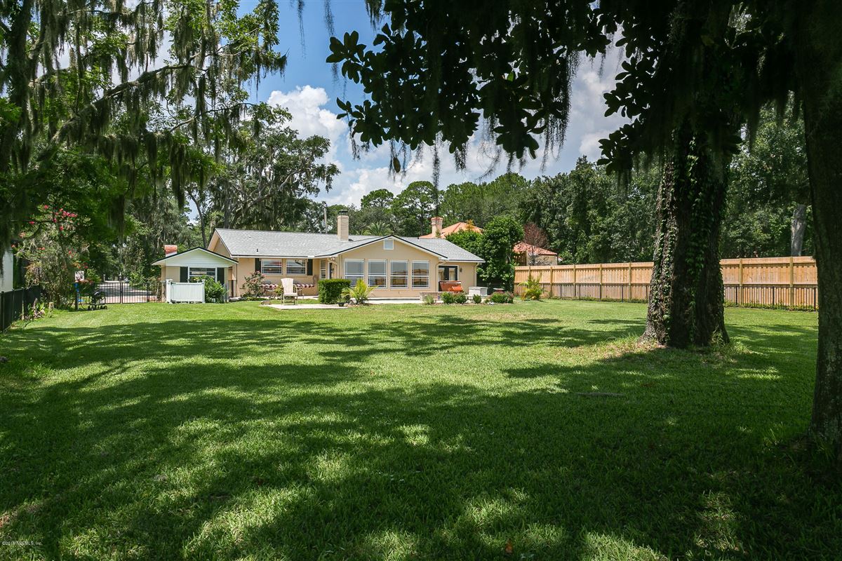 BEAUTIFUL DIRECT RIVERFRONT ONESTORY BRICK HOME Florida Luxury Homes