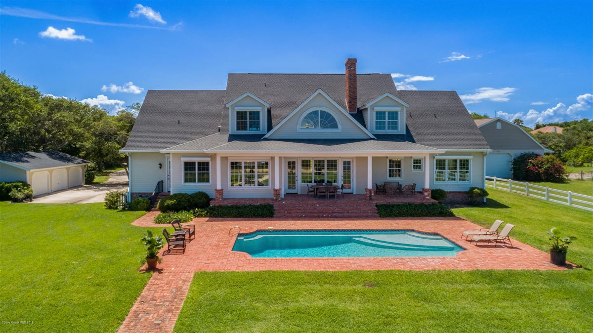 CLASSICALLY ELEGANT RIVER TO RIVER ESTATE ON S TROPICAL