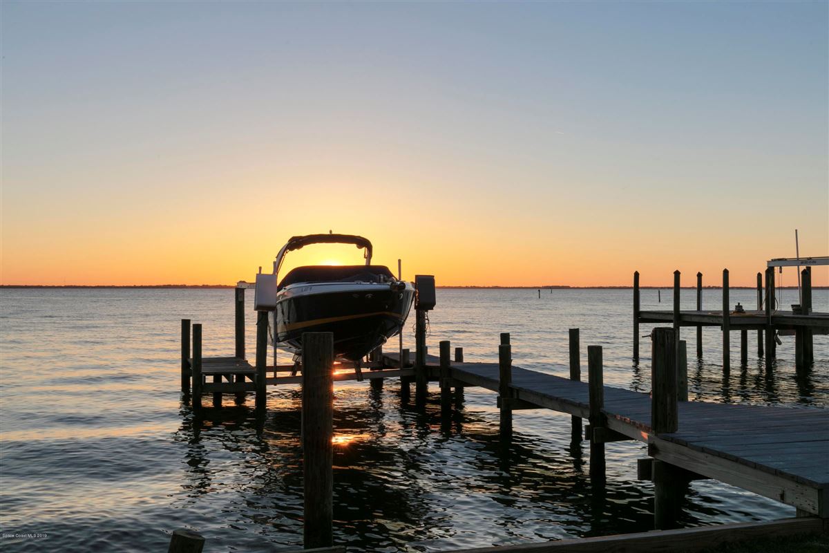 MODERN FLORIDA MASTERPIECE DESIGNED BY RENOWNED ARCHITECT PHIL KEAN