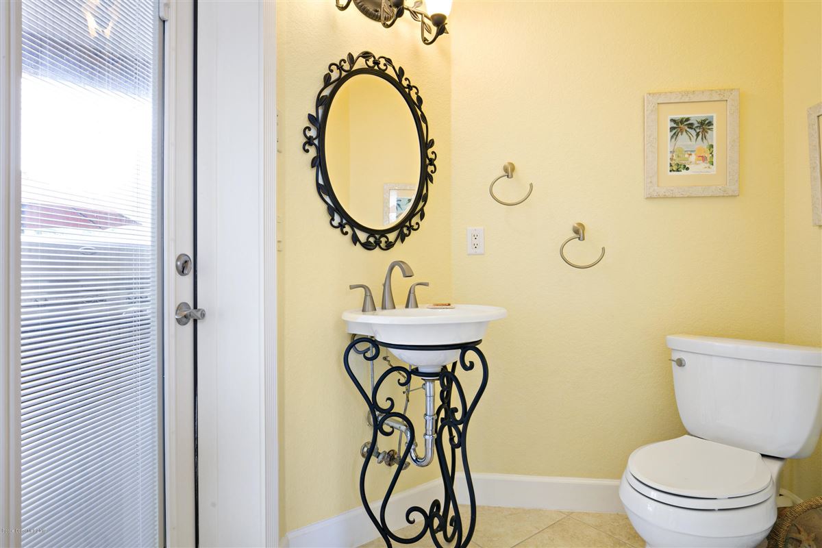 インドリバープールホーム  luxury properties