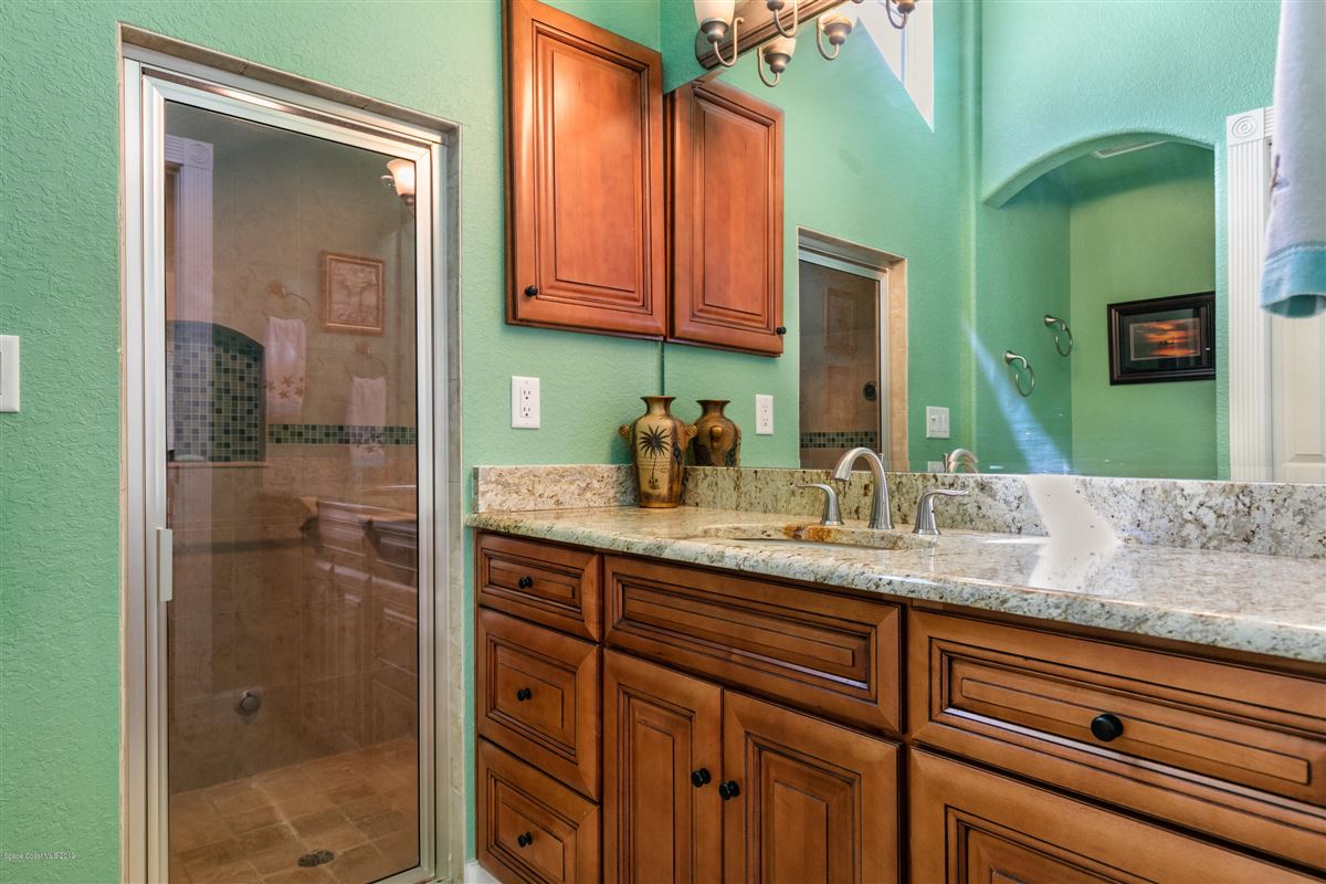 インドリバープールホーム  luxury properties