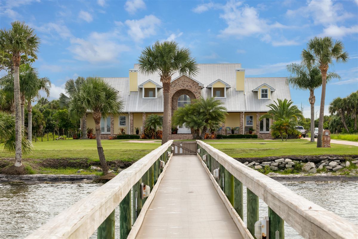 インドリバープールホーム  luxury properties