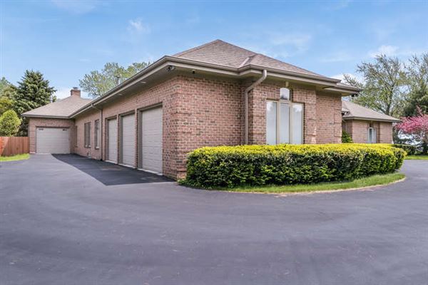 LAKEFRONT CUSTOMBUILT BRICK RANCH Wisconsin Luxury LAKEFRONT CUSTOMBUILT BRICK RANCH Wisconsin Luxury